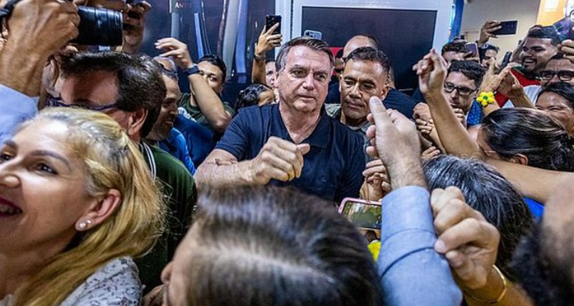 Vídeos mostram apoiadores ovacionando Bolsonaro no Nordeste