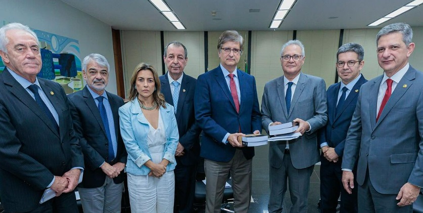Omar Aziz e Calheiros querem reabrir inquéritos da CPI da Covid