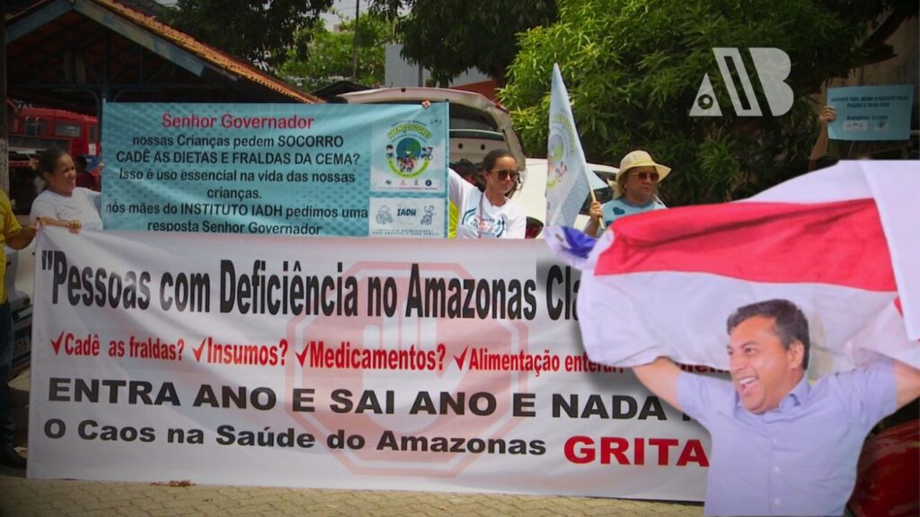 Protesto de pais e mães na Cema